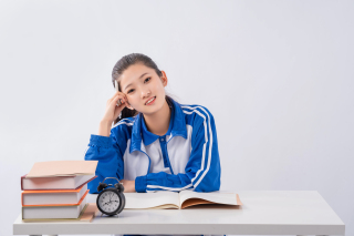 女高中生手托腮高清图
