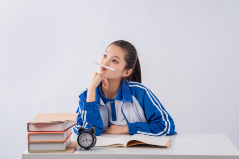 女高中生手托腮思考高清图