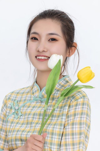 礼仪手持鲜花写真图