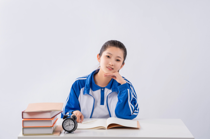 女高中生左手托腮实拍图