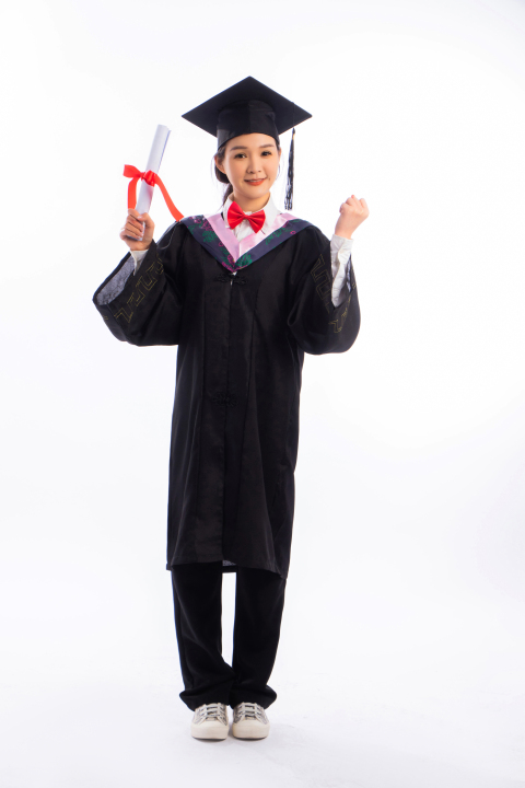 穿博士服拿毕业证的女生高清图版权图片下载