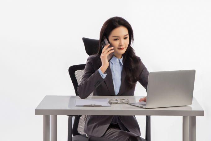 接电话的女性员工图