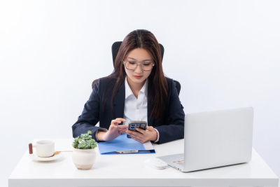 看手机的女孩实拍图