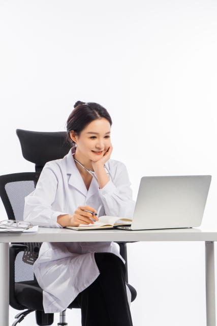 女性高级技师工作图