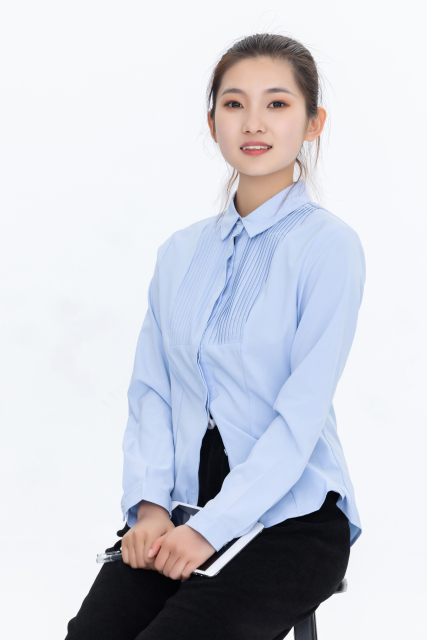 年轻的女员工近景高清图