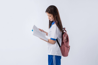 认真看书学习的女学生