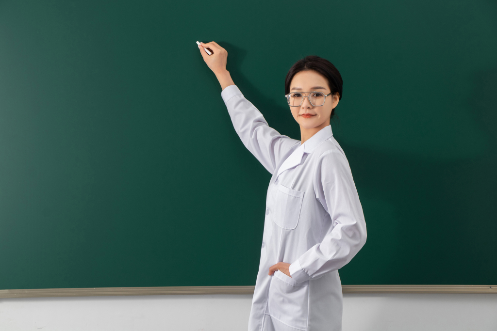 女性人物教授实拍图版权图片下载