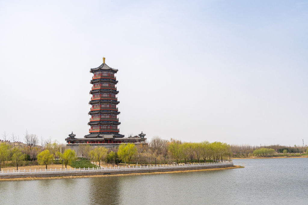 远处湖边的塔楼实拍图版权图片下载