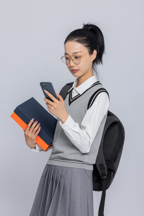 低头看手机走路的女学生实拍图版权图片下载