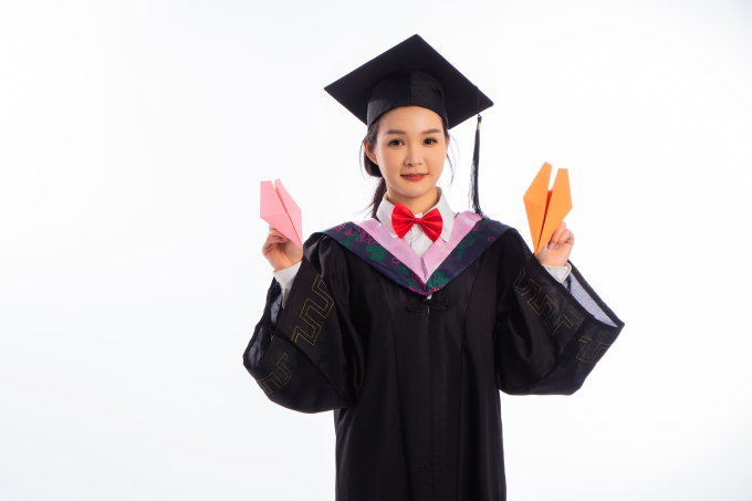 红领结的博士服女生高清图