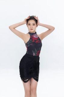 沉浸在舞蹈中的女生实拍图