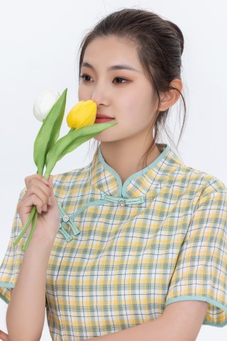 礼仪手持鲜花美丽写真图