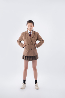 棕色女生叉腰校服实拍图