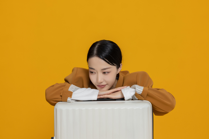 趴在行李箱上的乖巧女生高清图