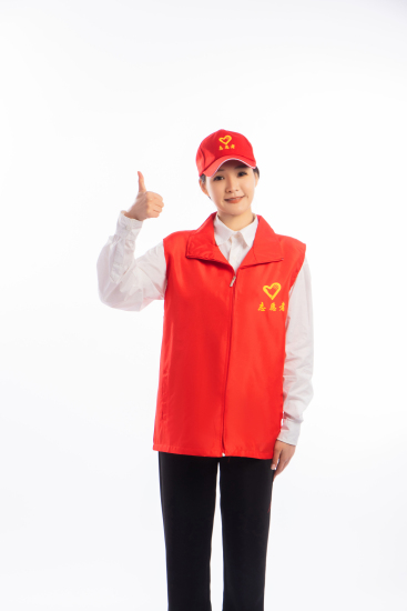 竖起大拇指点赞的志愿者实拍图