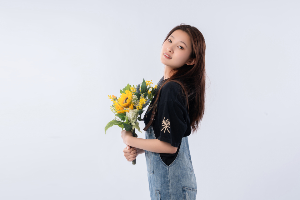 温婉的鲜花女孩图片