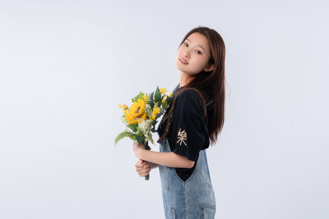 温婉的鲜花女孩图片