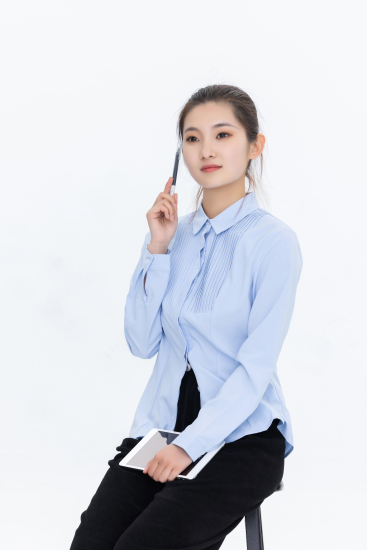 会议中考虑预算的会计实拍图