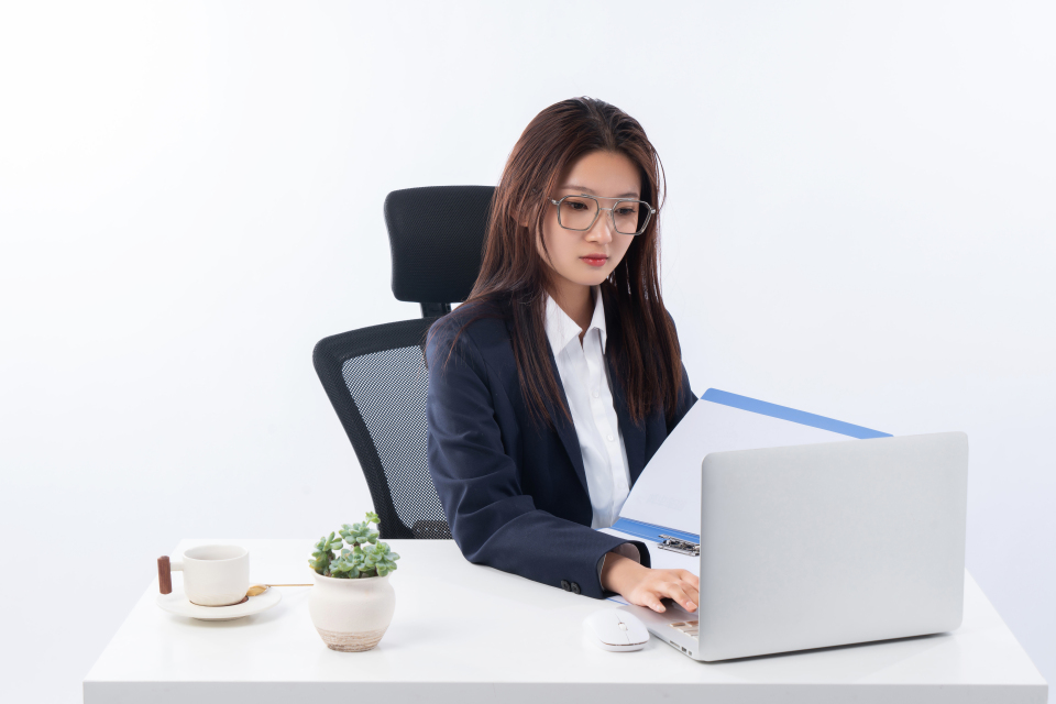 看电脑的女教师图