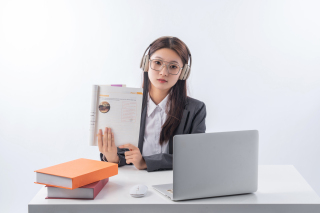 在线交流教学的女老师图