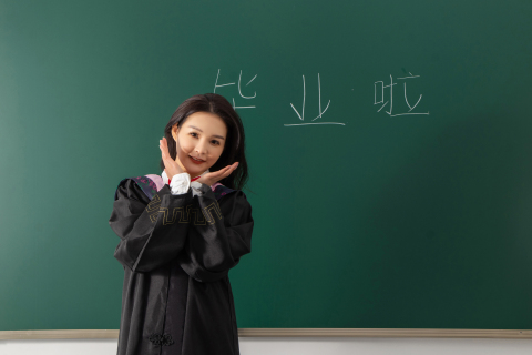 毕业季可爱的毕业生高清图
