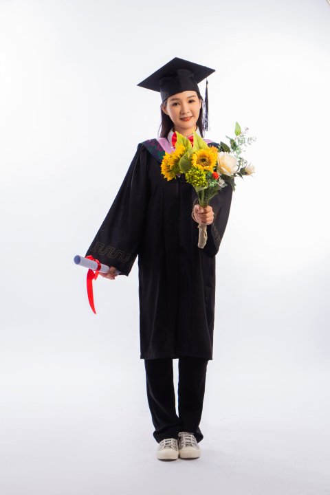 毕业典礼上的女学霸高清图版权图片下载