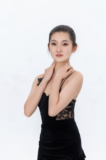 舞者抚摸脖子近景高清图