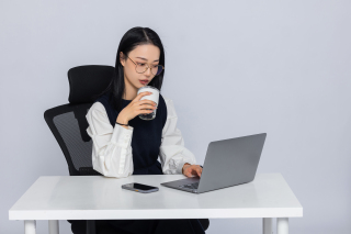 准备上课材料的女老师高清图