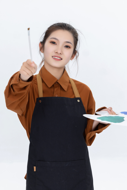 女老师认真画画写真图