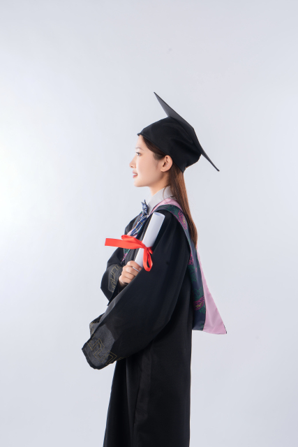 毕业的女大学生侧面照