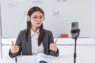 在线教学英语老师图