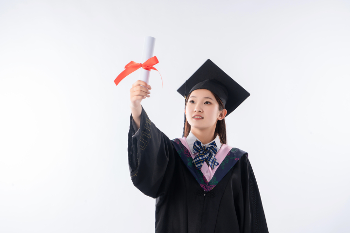 毕业女学生实拍图版权图片下载