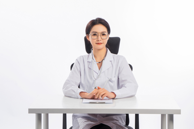 女性专家指导工作图