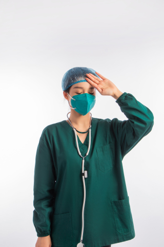 敬礼的女医生近景实拍图