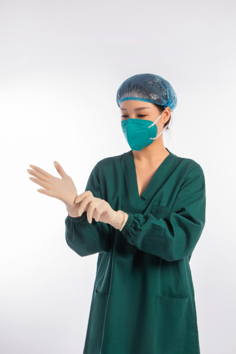 无菌操作带手套的女护士实拍图版权图片下载