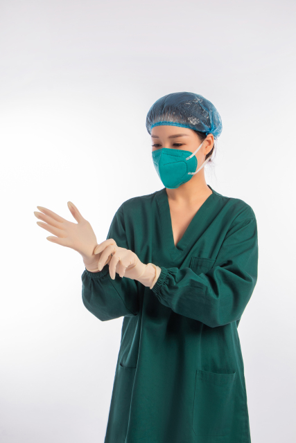 无菌操作带手套的女护士实拍图