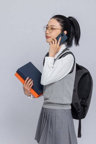 接听手机走路的女学生实拍图