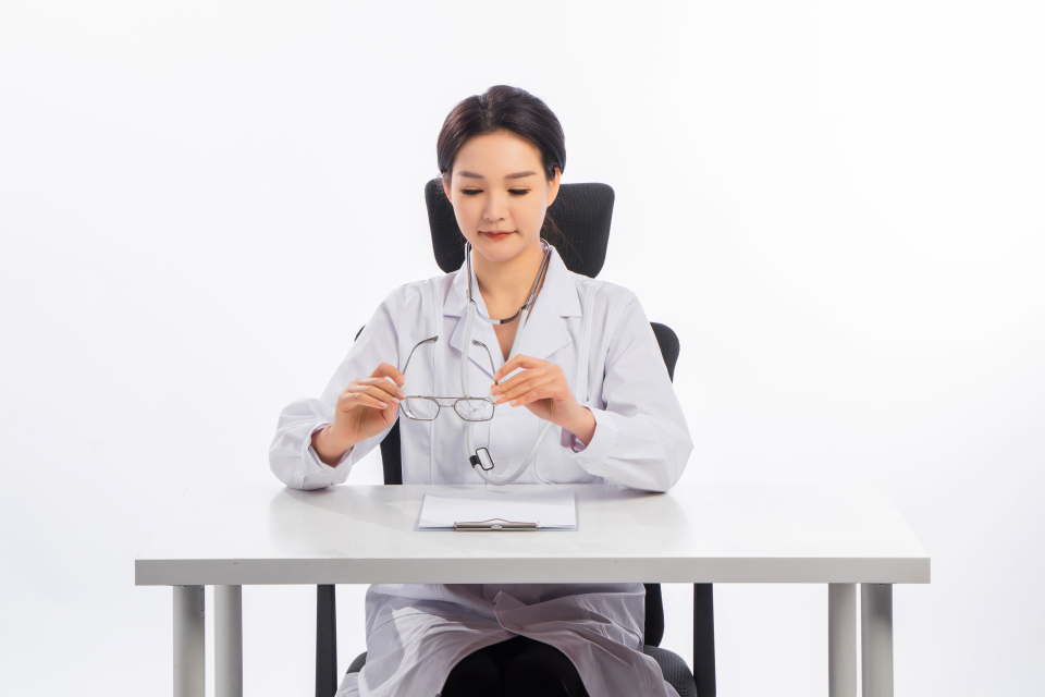 工作中的可爱女孩图