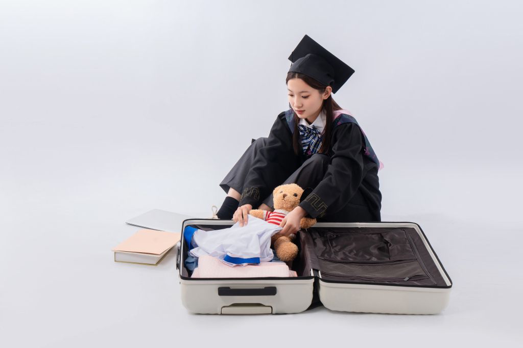 感伤的毕业女孩实拍图版权图片下载