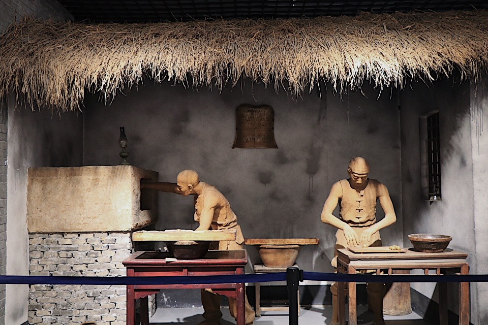 忙碌的模拟生活场景的铜人高清图