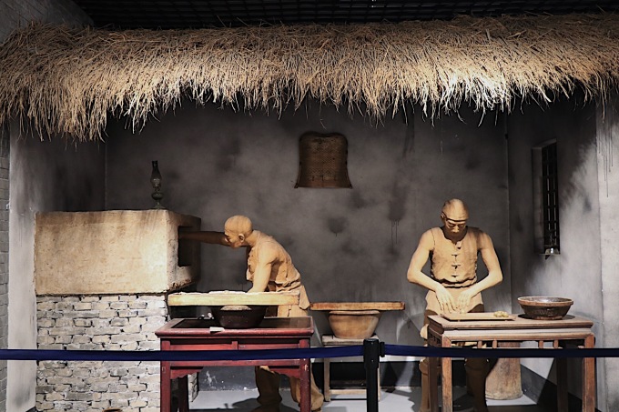 忙碌的模拟生活场景的铜人高清图