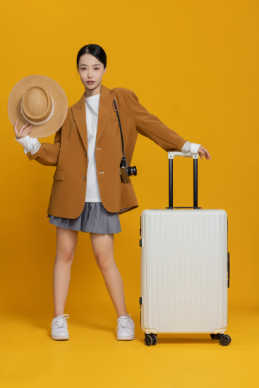 热情活泼的漂亮女生高清图