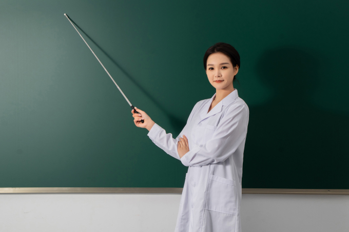 上班中的女老师图片