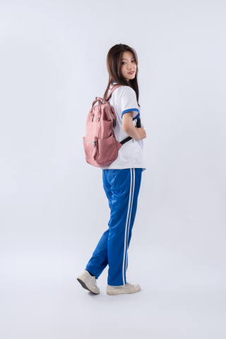 背着粉色书包的可爱女孩图