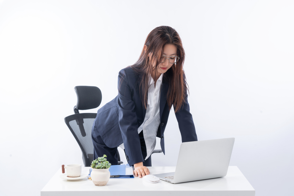 站立看资料的女教师图