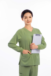 绿色手术服女医生拿资料职业照高清图
