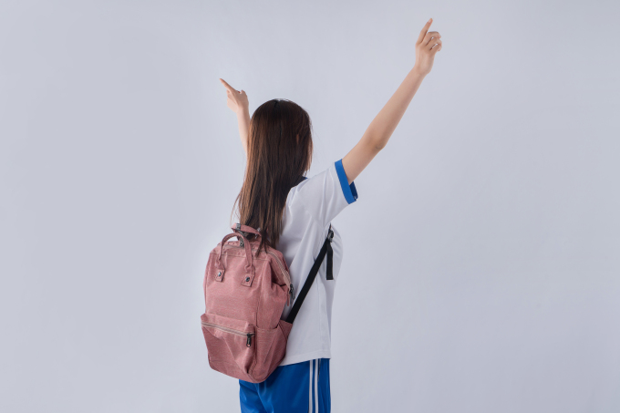 背书包的高中生摄影图