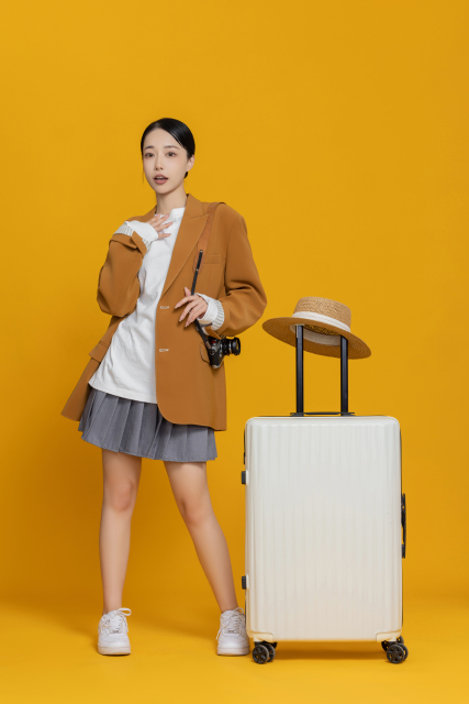 道具是行礼箱的女生个人写真高清图