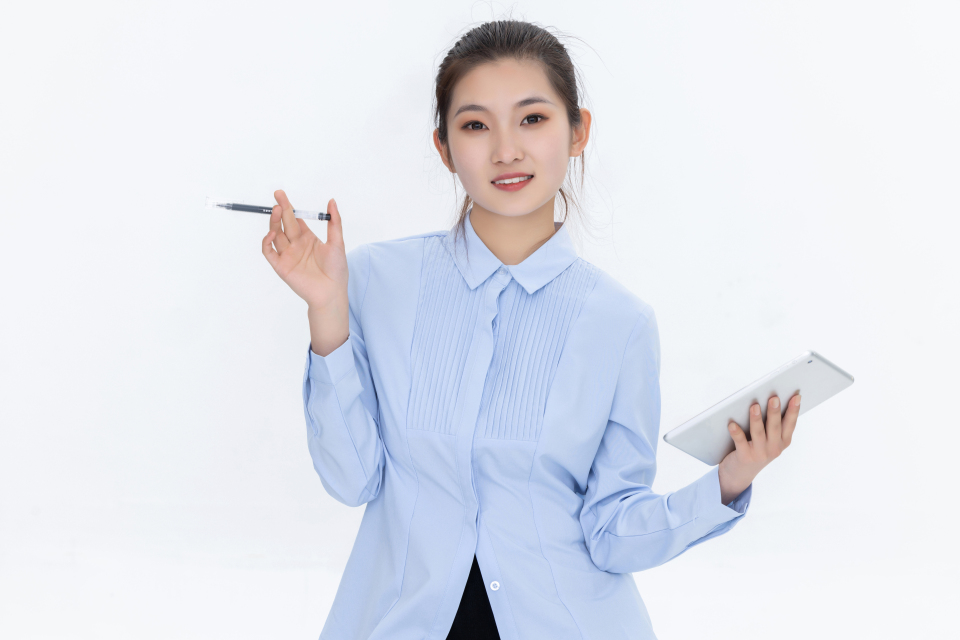 公司里的搞怪女生实拍图