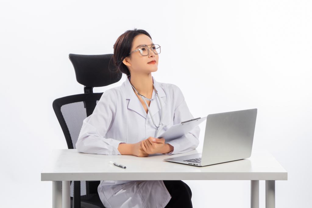 抬头观望的女教师图版权图片下载